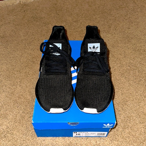 Adidas women’s size 10 Swift Run running shoe - Picture 1 of 7
